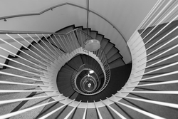 25-magnifiques-escaliers-en-spirale-qui-vous-donneront-le-tournis5