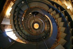 25-magnifiques-escaliers-en-spirale-qui-vous-donneront-le-tournis9