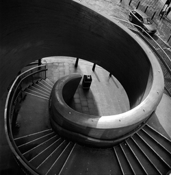 25-magnifiques-escaliers-en-spirale-qui-vous-donneront-le-tournis15